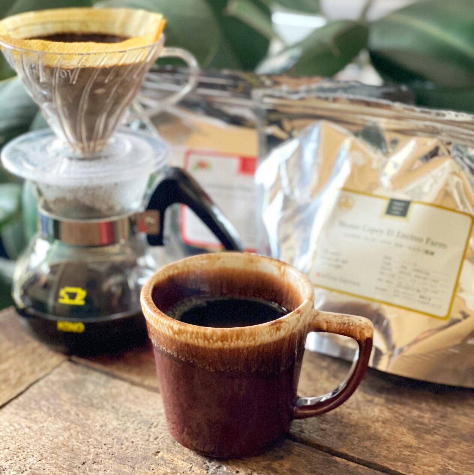マグカップとコーヒー器具の画像
