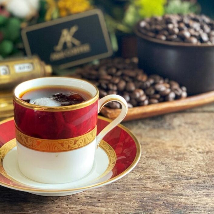 コーヒーカップと珈琲豆の画像