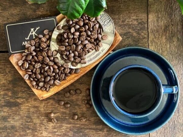 コーヒーカップと珈琲豆の画像
