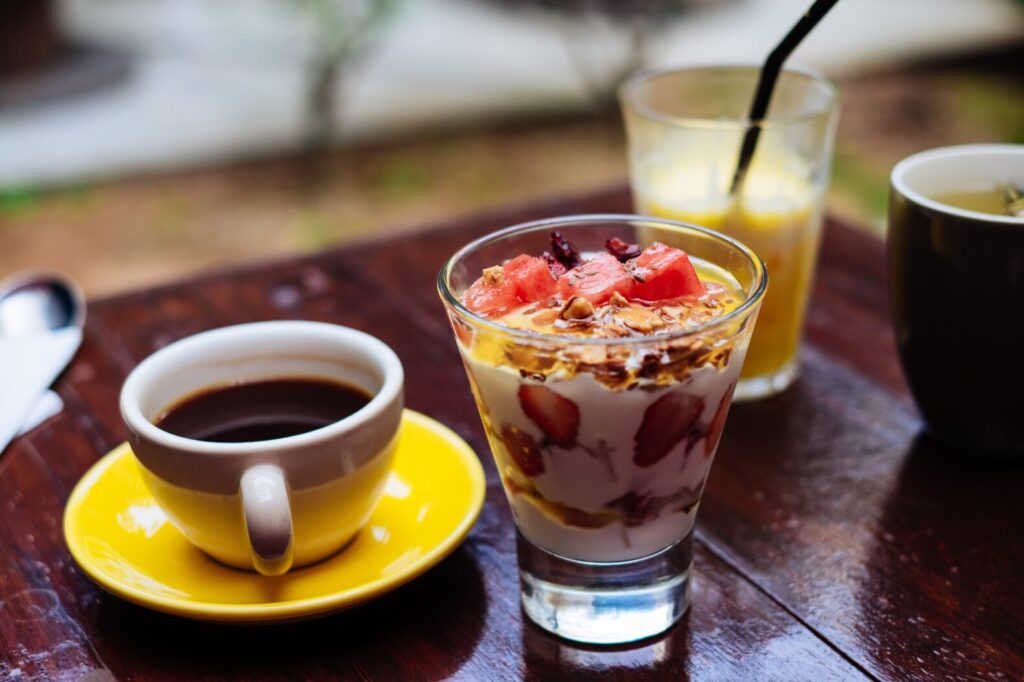 コーヒーと食後のデザートの画像