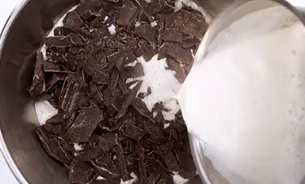 チョコレートにミルクを加えている画像