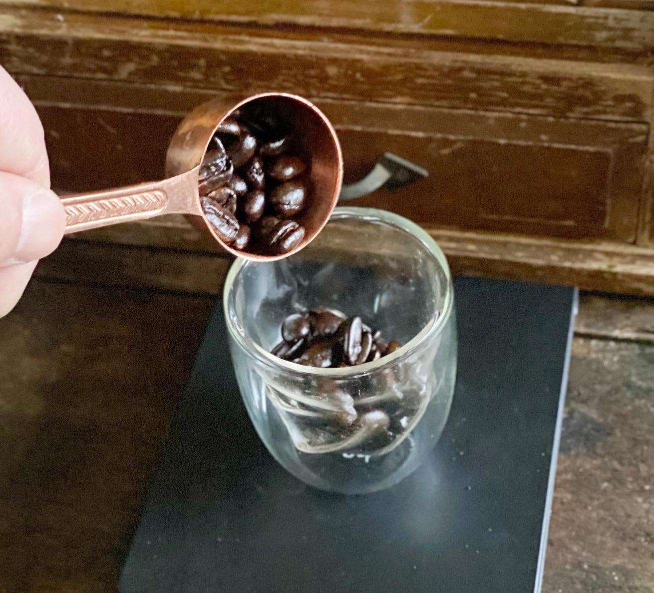 コーヒー豆を計量している画像