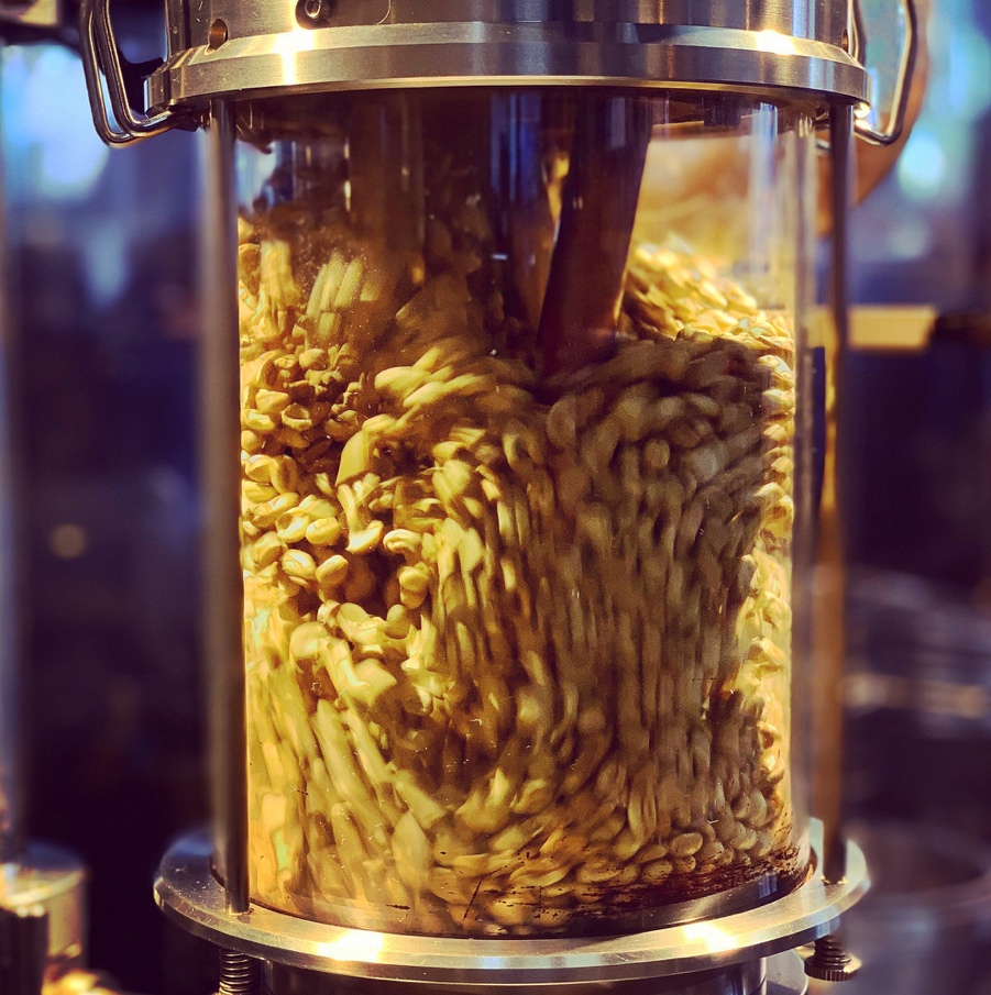 珈琲専科KUMAROMAの焙煎機の画像